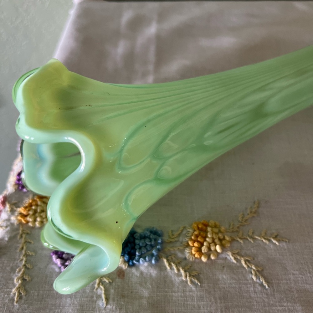 Antique Jefferson Green Opalescent Vase “Tokyo” Pattern, Seafoam Glass, 3-Footed - Picture 11 of 17